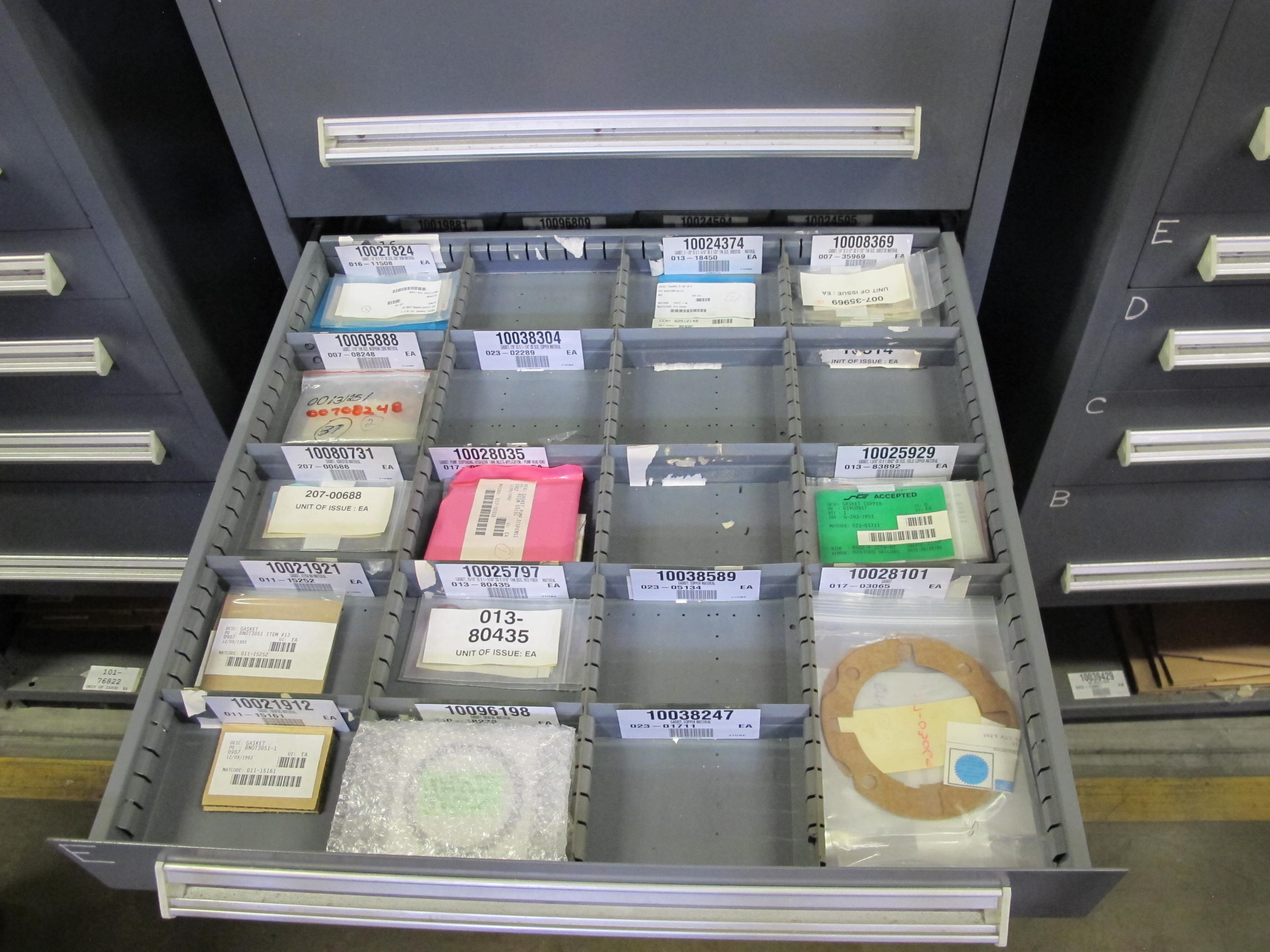 STANLEY VIDMAR HEAVY DUTY 5-DRAWER PARTS CABINET W/ CONTENTS (W-50) LOADING & HANDLING FEE $25-